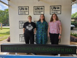 Vanhanen, Viitanen ja Kauppila seisovat YK:n kuvausseinän edessä.