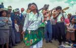 Alkuperäiskansan ihmisiä tanssimasaa Boliviassa