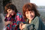 Hymyilevät kaverukset Pakistanissa