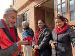 Kansanedustaja Hussein Al-Taee toivotettiin lämpimästi tervetulleeksi naisten ryhmän tapaamiseen. Hän sai kaulaansa punaisen huivin ja käteensä joulutähden kukan.