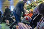 Antti Lindtman onnitteelee kädestä pitäen presidentti Halosta