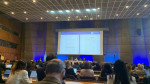 Kuvassa neuvottelusali Unescon päämajalla Pariisissa, jossa noin 200 delegaattia istuu ja seuraa edestä näytöltä suositustekstin muokkaamista.