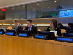 YK:n kokous auditoriossa, Suomen delegaation jäseniä istumassa kokouspaikoilla sinisten nimikylttien takana