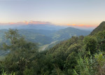 Metsää, kukkuloita ja vuoristomaisemaa Nepalissa