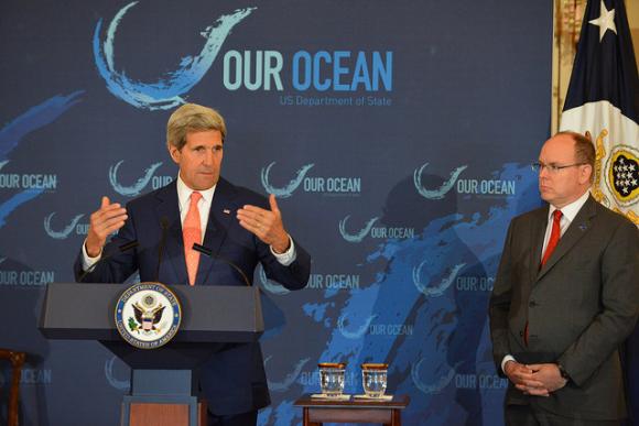 Ulkoministeri John Kerry puhuu Our Ocean -konferenssissa (vas.), vierellään Monacon ruhtinas Albert II. Kuva: USA:n ulkoministeriö