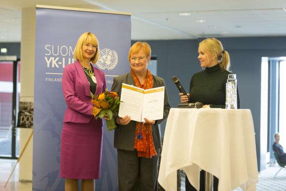 Kuva: Presidentti Tarja Halonen sai Vuoden YK:n ystävä -kunniamaininnan. Kunniakirjan ojensivat YK-liiton puheenjohtaja Katri Kulmuni (oik) ja varapuheenjohtaja Tytti Tuppurainen (vas.)