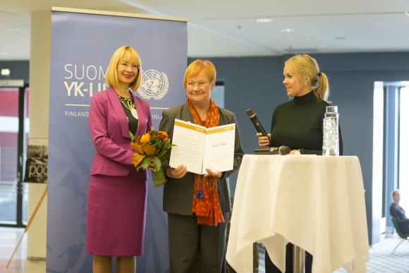 Kuva: Presidentti Tarja Halonen sai Vuoden YK:n ystävä -kunniamaininnan. Kunniakirjan ojensivat YK-liiton puheenjohtaja Katri Kulmuni (oik) ja varapuheenjohtaja Tytti Tuppurainen (vas.) Kuva: Presidentti Tarja Halonen sai Vuoden YK:n ystävä -kunniamaininnan. Kunniakirjan ojensivat YK-liiton puheenjohtaja Katri Kulmuni (oik) ja varapuheenjohtaja Tytti Tuppurainen (vas.)