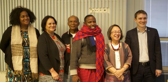 Muutamia seminaarin osallistujia (vasemmalta): Gladys Obelmejias, Aroha Mead, Albert Deterville, Samwel Nangiria Taresero, Victoria Tauli-Corpuz ja Aleksey Tsykarev.
