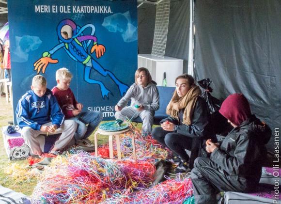 YK-liiton Mathilda Salo esittelemässä Pallonkutistajat-kampanjaa koululaisille Roskalavapaviljongissa. Kuvaaja: Olli Laasanen