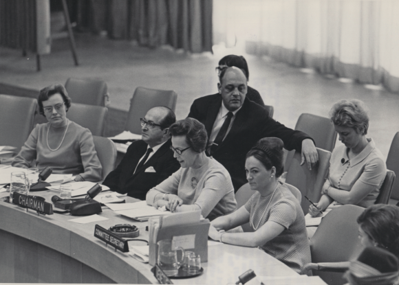 Naisten aseman toimikunta avaa kokouksen New Yorkissa vuonna 1967. Helvi Sipilä (kokouksen puheenjohtaja) istuu kuvassa keskellä. Naisten aseman toimikunta avaa kokouksen New Yorkissa vuonna 1967. Helvi Sipilä (kokouksen puheenjohtaja) istuu kuvassa keskellä.