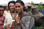 Naisia kantamassa vettä Etiopiassa
