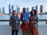 YK-liiton toiminnanjohtaja Helena Laukko, Price Harris Taga ja Kenian SDG Platformin pääsihteeri Florence Syevuo New Yorkin pilvenpiirtäjämaiseman edessä