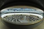 YK:n ihmisoikeusneuvosto kokoontuu pyöreässä salissa, jonka katossa on suuri sinisävyinen maalaus