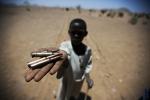 Lapsi pitää kädessään Pohjois-Darfurista löytyneitä luoteja