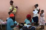 Äitejä ja lapsia terveysklinikalla Botswanassa