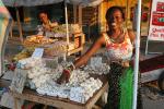 Kongo Kinshasa - nainen myy torilla valkosipulia