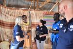 Helena Laukko Keniassa Kakuman pakolaisleirin yhteydessä olevalla Kalobyein asutusalueella juttelemassa paikallisen asukkaan kanssa hänen talossaan. Kuvassa näkyy myös YK-liiton puheenjohtaja Saara-Sofia Sirén sekä YK:n työntekijä.