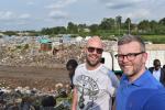 Kim Berg ja Matts Löfström keskustelivat paikallisten viranomaisten ja YK:n asiantuntijoiden kanssa jätehuollosta Oololuan kaatopaikalla valtavan jätevuoren keskellä.