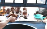 WFP jakaa ruokaa pakolaisleirillä
