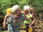 Naiset kantavat vettä Etiopiassa.