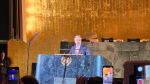 Pääsihteeri Guterres puhujakorokkeella, taustalla kokoussalin vaikuttava kullanvärinen seinä ja YK:n logo