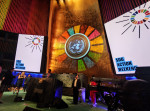 Kestävän kehityksen tunnus YK:n suuren salin keskiössä 