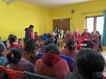 Naistenryhmän kokouksessa kansanedustajat istuvat nepalinaisia vastapäätä ja Outi Alanko-Kahiluoto tervehtii Namaste-tervehdyksellä kädet vastakkain