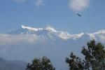 Himalajan vuoristoa Nepalissa, lumihuippuisia vuoria, edessä pilviverhoa 