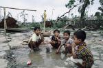 Kuva neljästä lapsesta luonnonkatastrofin keskellä.