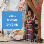 Kiitos lahjoituksesta! Kaksi lasta kurkkaa verhon takaa veikeästi