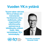 Tasavallan presidentti Alexander Stubb virallinen kuva, sitaatti “Suomi tukee vahvasti YK:ta ja haluaa sen menestyvän. Tarvitsemme aitoa uudistusta, jotta organisaation uskottavuutta, painoarvoa ja tehokkuutta voidaan lisätä. Näin varmistetaan YK:n toimintakyky.“
