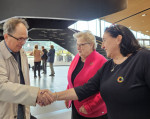 juhlayleisöä saapumassa, ovella kättelemässä Helena Ranta ja Helena Laukko
