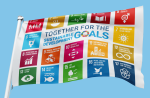 Salossa liehuu SDG-lippu, jossa on valkoisella pohjalla vierekkäin kaikkien kestävän kehityksen tavoitteiden kuvakkeet.