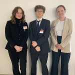 Vuoden 2024 pääsihteeri Thomas Gregory, apulaispääsihteeri Shirin Gardner ja HELIMUN ry:n vastuuhenkilö Emma Lampen-Smith