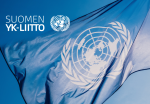 YK:n lippu ja Suomen YK-liiton logo sinisellä taustalla