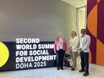Kansalaisjärjestöedustajat VALLI ry:n toiminnanjohtaja Virpi Dufva, Fingon asiantuntija Essi Lindstedt ja HelpAge Internationalin pääsihteeri Cherian Mathews Doha WSS kokouksessa.