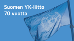 Suomen YK-liitto 70 vuotta, sininen tausta ja YK:n lippu