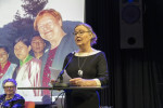 Liisa Rohweder näytti kuvan Halosesta bhutanilaisten naisten keskellä