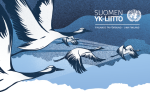 Piirroskuva auramuodostelmassa lentävistä linnuista, yläreunassa otsikkona Suomen YK-liiton logo