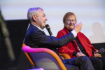 Pekka Haavisto puhuu ja Tarja Halonen punaisessa jakussa nauraa taustalla