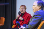 Halonen puhuu, etualalla juontaja Bergholm