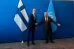 Suomen ja YK:n liput taustalla, Stubb kättelee YK:n pääsihteeri Guterresia ja hymyilee leveästi